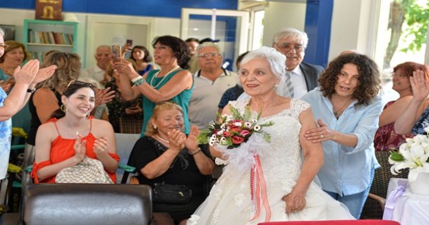 43 yıl sonra beyaz gelinlik hayaline kavuştu