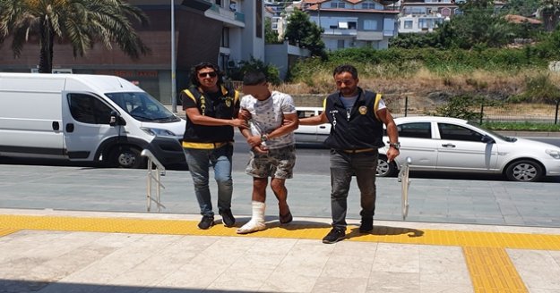 Alanya'da balkondan kaçmaya çalışan hırsız düşerek ayağını kırdı