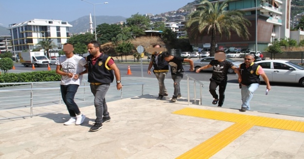 Çalıntı araçla kovalamaca sonucu yakalanan 3 şüpheli adliyede