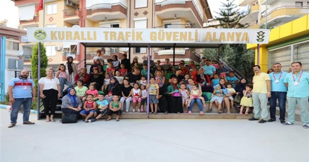 Alanya'da çocuklar trafik pistinde eğlenirken öğreniyor