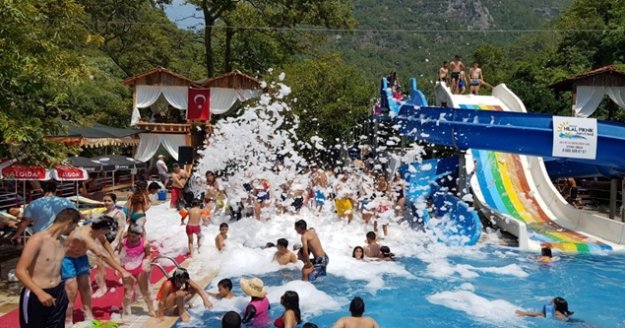 Alanya'da kar suyunda köpük şov