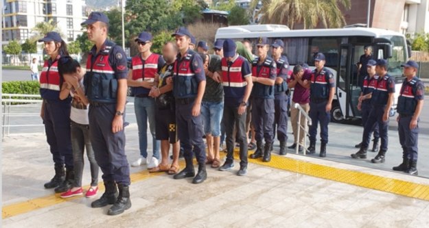 Alanya'da yakalanan 6 fuhuş şüphelisi adliyede