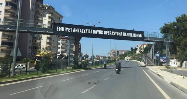 Alanya’yı meraklandıran afiş