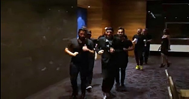 Altay'ın uçağı rötar yapınca ekip havalimanını coşturdu