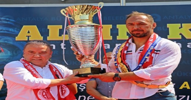 Antalya'da birlerce kişi Kırkpınar Başpehlivanı Ali Gürbüz için bir araya geldi