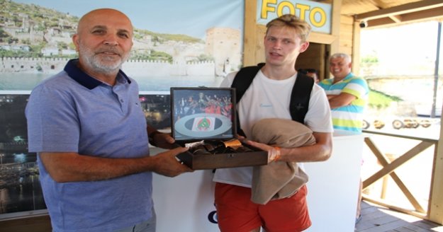 Başkan Çavuşoğlu'ndan  Frenkie de Jong'a ziyaret