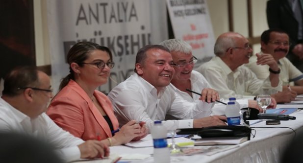 Böcek'ten muhtarlara: Milletin parasıyla tatil yaptırmam