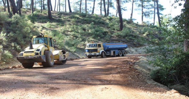 Büyükşehir Kumluca’da yol yapım çalışmalarını sürdürüyor