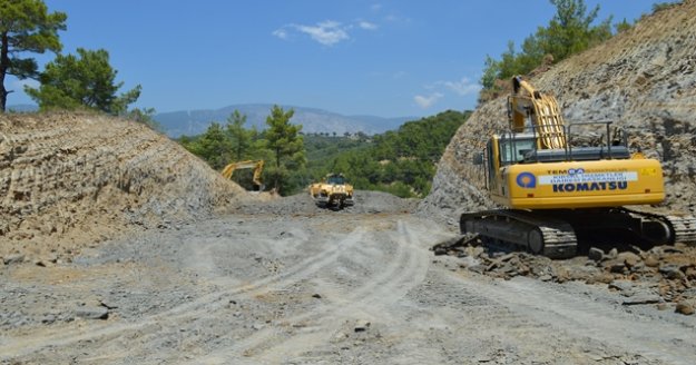 Büyükşehir Manavgat’ta dağları kırıp yeni yol açıyor
