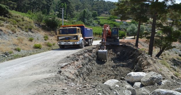Büyükşehir’den Kaş’ın Grup Yollarına bakım
