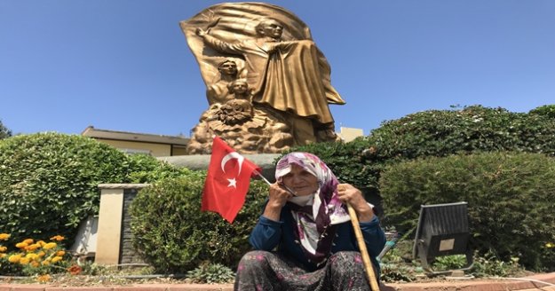 Dolandırıldığını iddia eden yaşlı teyzenin anıt önünde oturma eylemi