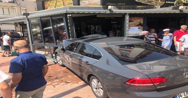 Fırına dalan otomobilin altında kalmaktan kılpayı kurtuldular