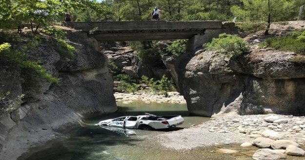 Gezi için kiraladıkları araçla köprüden düştüler: 1 ölü, 1 yaralı