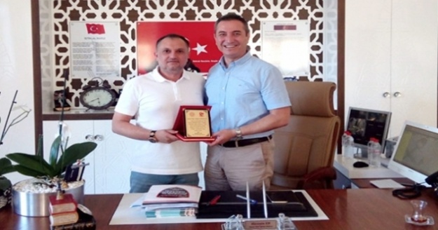 Hüseyin Er'den Gönüllü'ye teşekkür plaketi