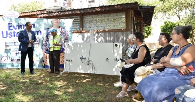 Kadınlar ingiliz anahtarı ve karga burunla tanıştı