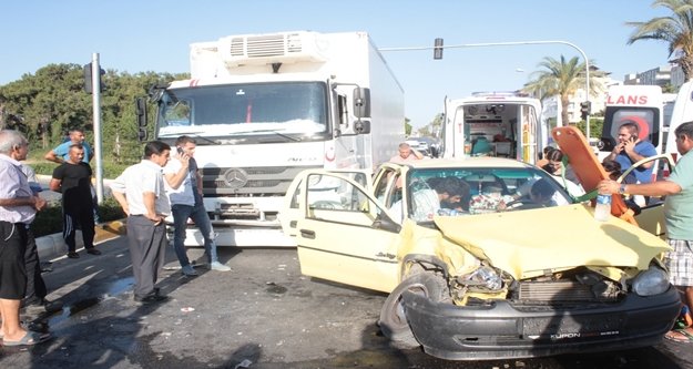 Kamyonla otomobil çarpıştı: 1'i ağır 2 yaralı