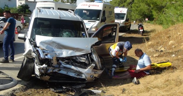 İki araç kafa kafaya çarpıştı: 2 yaralı