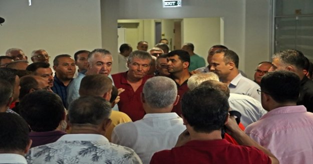 Maaş alamayan ulaşım esnafı Büyükşehir Belediyesine yürüdü