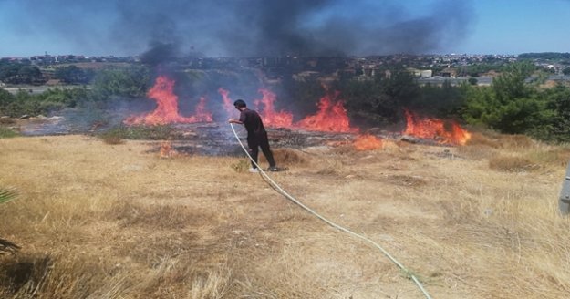 Manavgat'ta kaymakamlık konutu önünde yangın