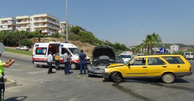 Manavgat'ta otomobiller çarpıştı: 4 yaralı