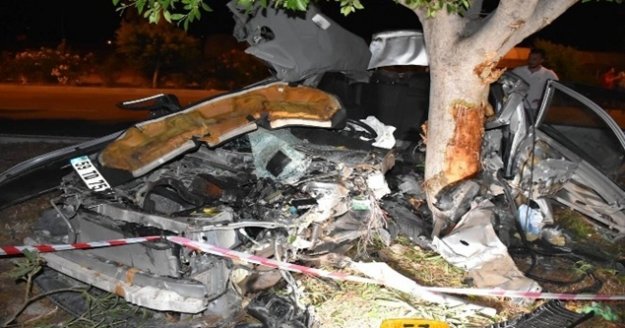 Otomobil ikiye bölündü