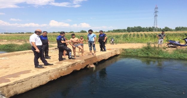 Polis sulama kanallarına giren çocukları tek tek uyardı