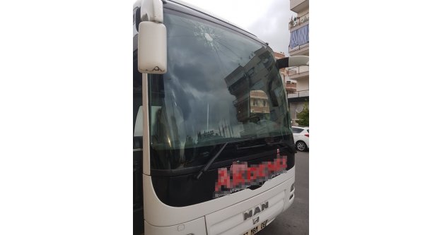 Seyir halindeki otobüsü taşladılar: 1 yaralı