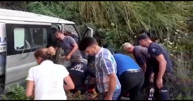 Ticari  araç ormanlık alana devrildi: 4 yaralı