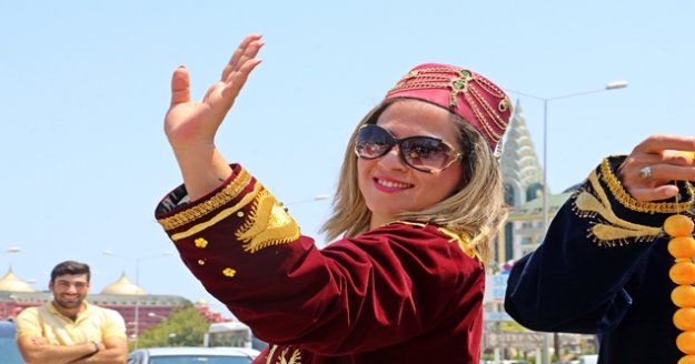 Turistler otelden çıkmayınca esnaf, kepenk kapatıp otellerin önünde göbek attı, halay çekti