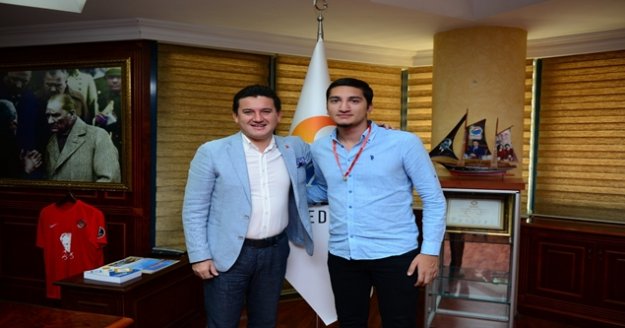 YKS Sözel’de Türkiye Şampiyonu, Antalyalı Altuğ Karakoyun'lu hukuk tercih edecek