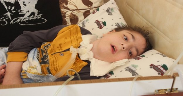 3 makineye bağlı hasta çocuğa Çin işkencesi