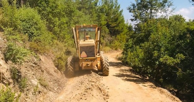 Alanya'da Ahmetöldü ve Çeltek yaylası yoluna bakım yapılıyor