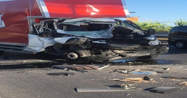 Alanya'da midibüsle kamyonetin karıştığı kazada 2’si ağır 15 kişi yaralandı