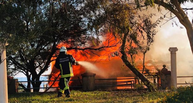 Alanya'da plaj büfe cayır cayır yandı