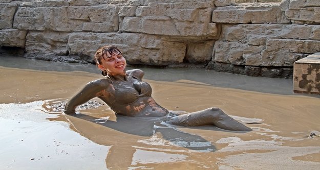 Alanya'da Ruslar çamur banyosu ve köpük partisiyle stres attı