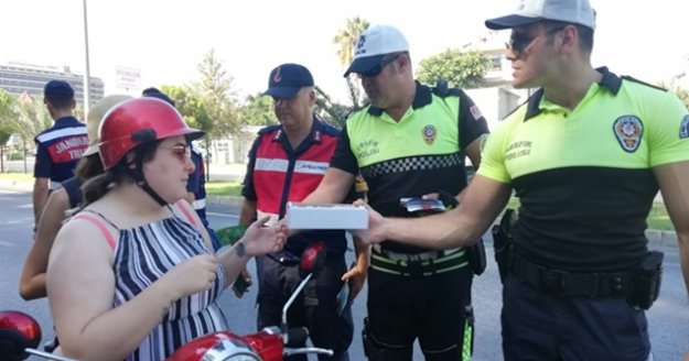 Alanya polisi sürücülerle bayramlaştı