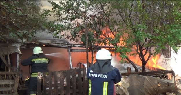 Alevler içinde kalan ahşap ev kullanılamaz hale geldi