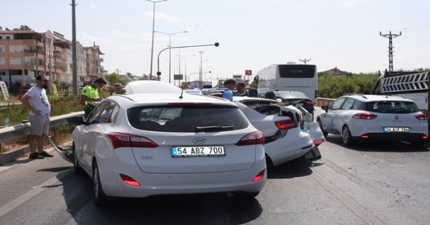 Altı aracın karıştığı zincirleme kazada 1 kişi yaralandı