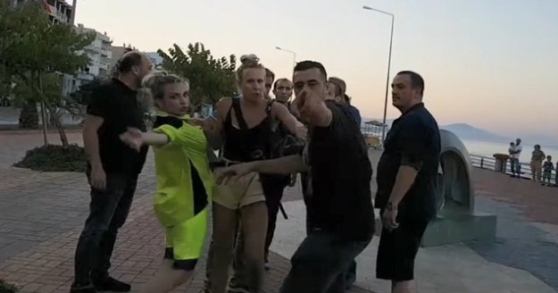 Canlı yayında turist kavgası