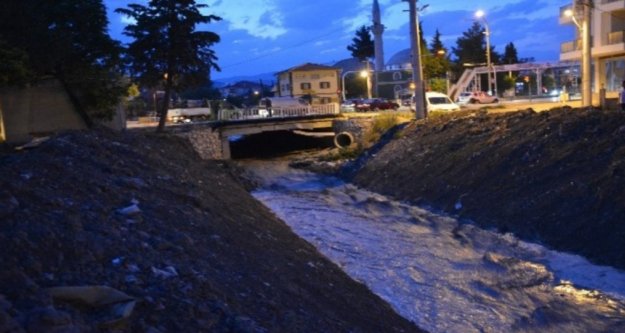 Ceviz büyüklüğünde yağan dolu karpuzu parçaladı