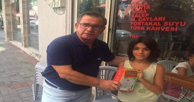 CHP’den minik Sevde’ye kitap seti hediyesi