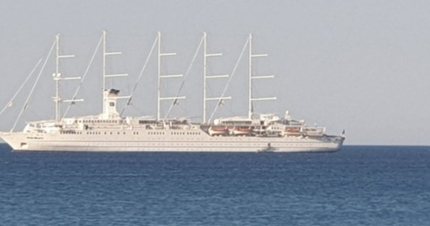 Dünyanın en büyük yelkenli yolcu gemisi Alanya'ya demir attı!