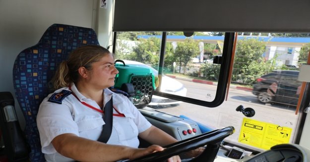 Evde bırakamadığı engelli kedisiyle halk otobüsü şoförlüğü yapıyor