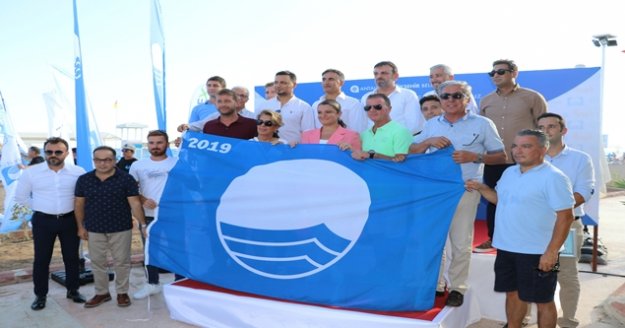 Gün batımında plajda çöp topladılar