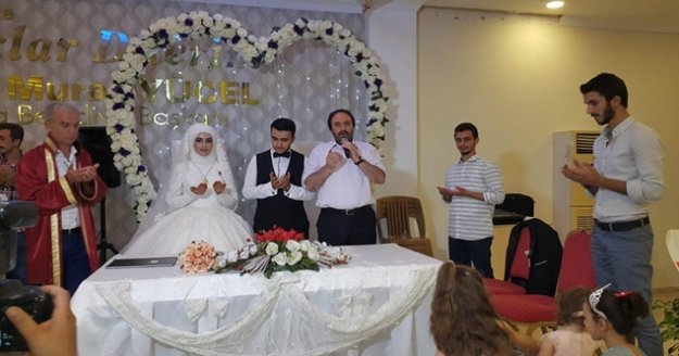 Müftü İlhan genç çiftlere mutluluklar diledi