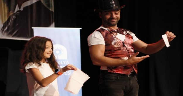 Öğrenciler sihirbaz ve jonglörle eğlendi