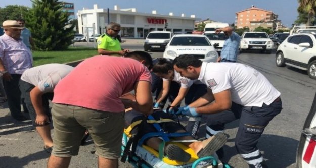 Polisten kaza yerinde meraklı kalabalığa kask uyarısı