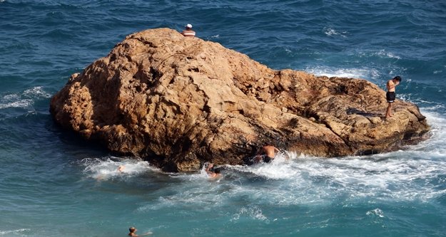 Sivri kayalıklarda tehlikeli deniz keyfi