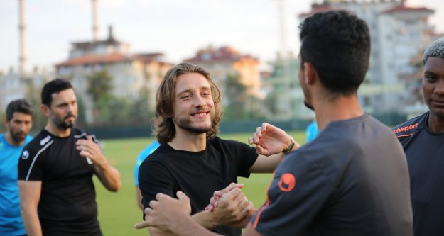 Taha arkadaşlarıyla vedalaşıp takımdan ayrıldı