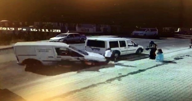 Ticari araçın çarptığı iki çocuk ölümden döndü